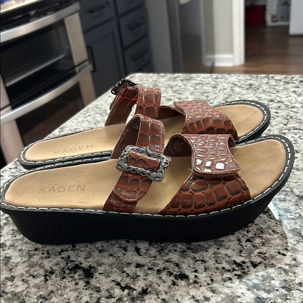 Kagen Womens Julie Footbed Sandals size 8 brown